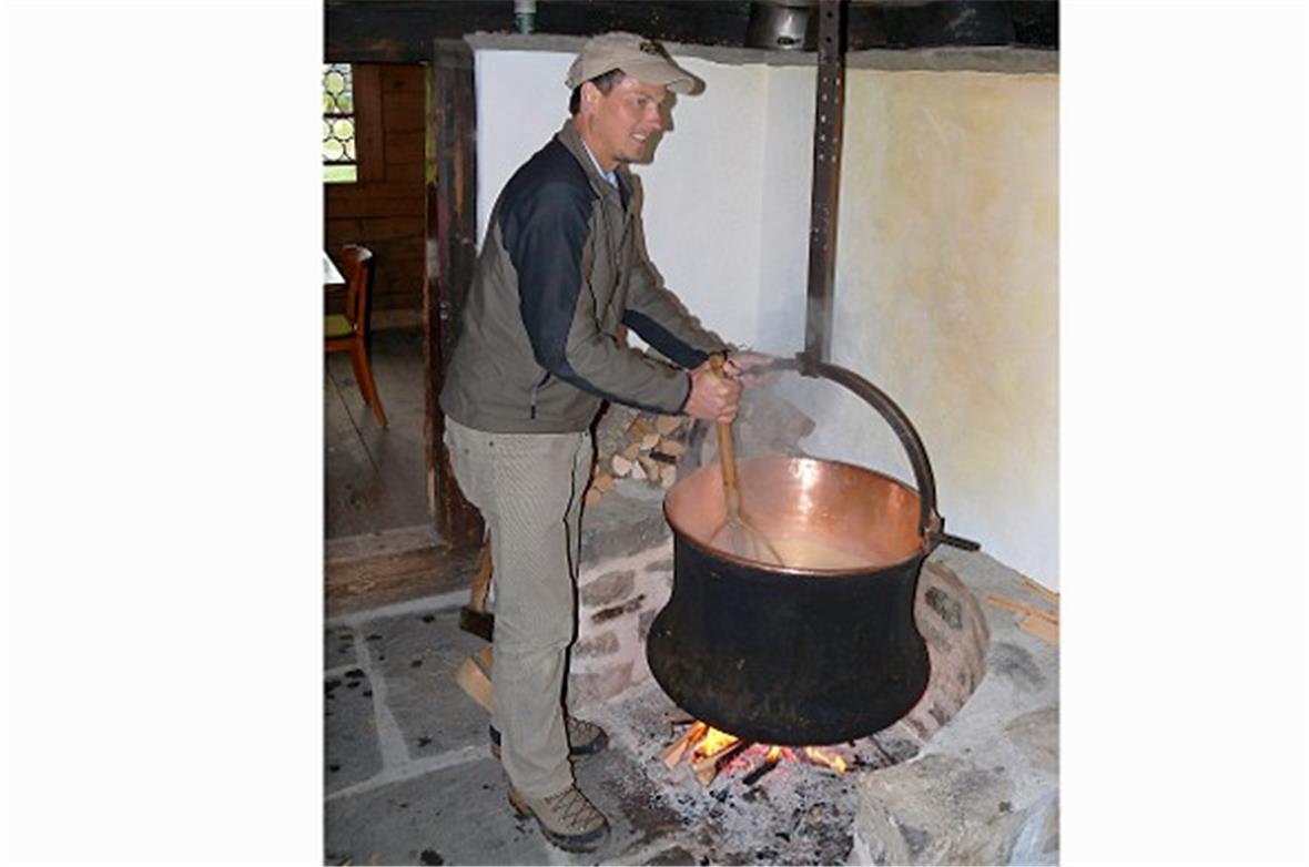 Goldmedaillen-Gewinner Adrian Zeller zeigte in der Alphütte wie ein Käse entsteh...