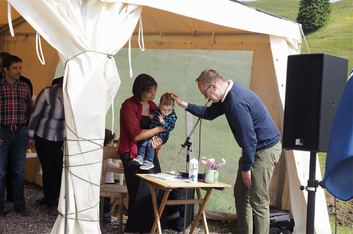 Gotte Brigitte Knubel brachte den Täufling Fabio zu Pfarrer Christof Mudrack, de...