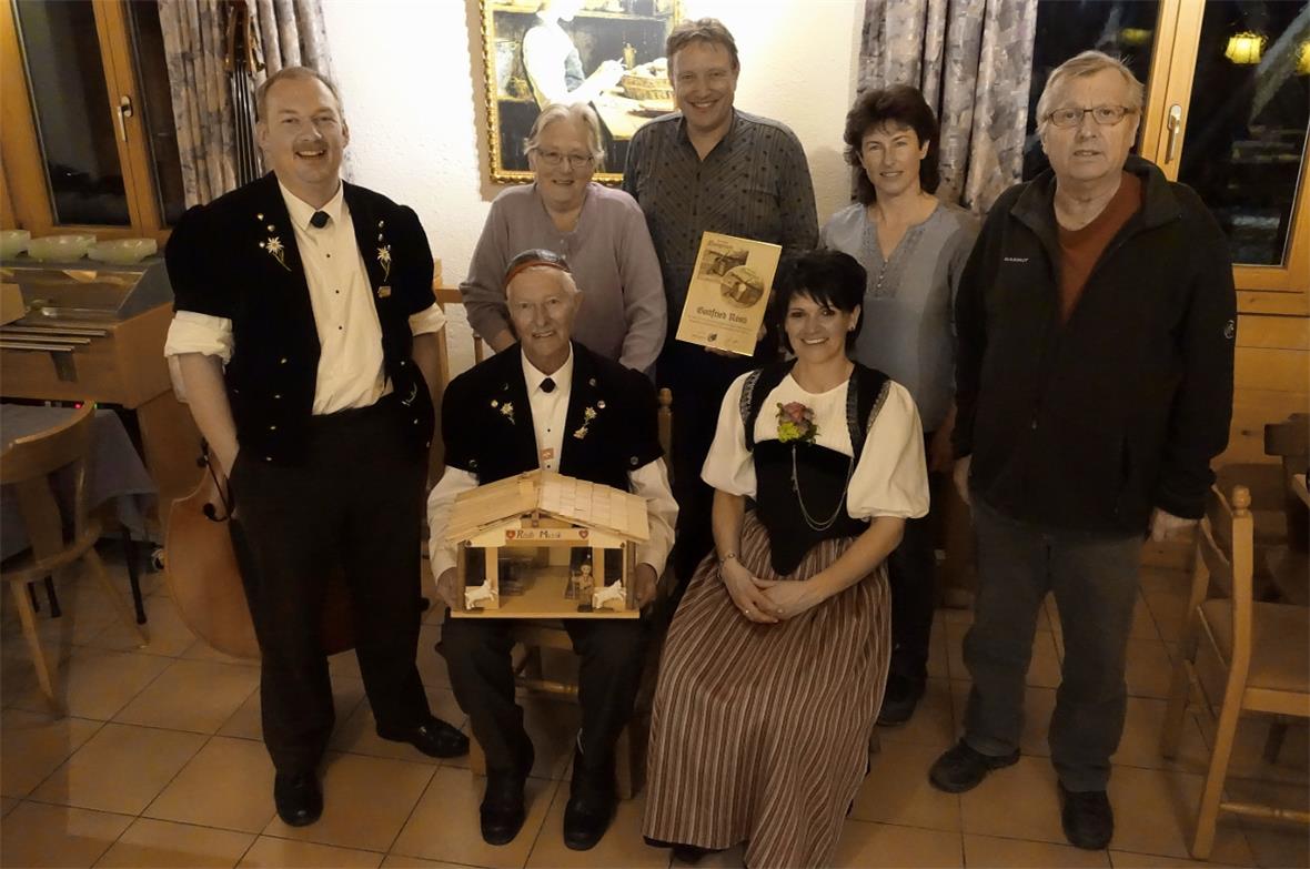 Gottfried Rösti mit seinem selbstgebastelten CD-Hüttli, rechts davon die Jodleri...