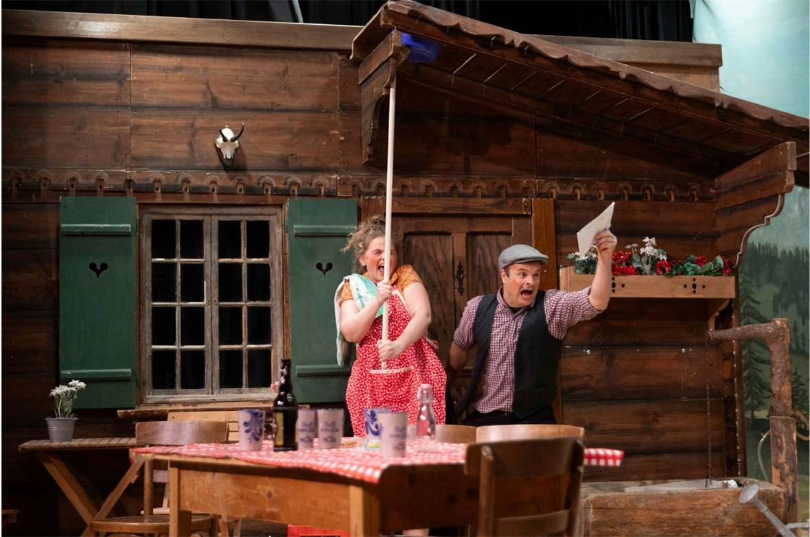 Gottfried Stünzi (David Gerber) luchst Berta Amacher (Ramona Egli) einen Brief a...