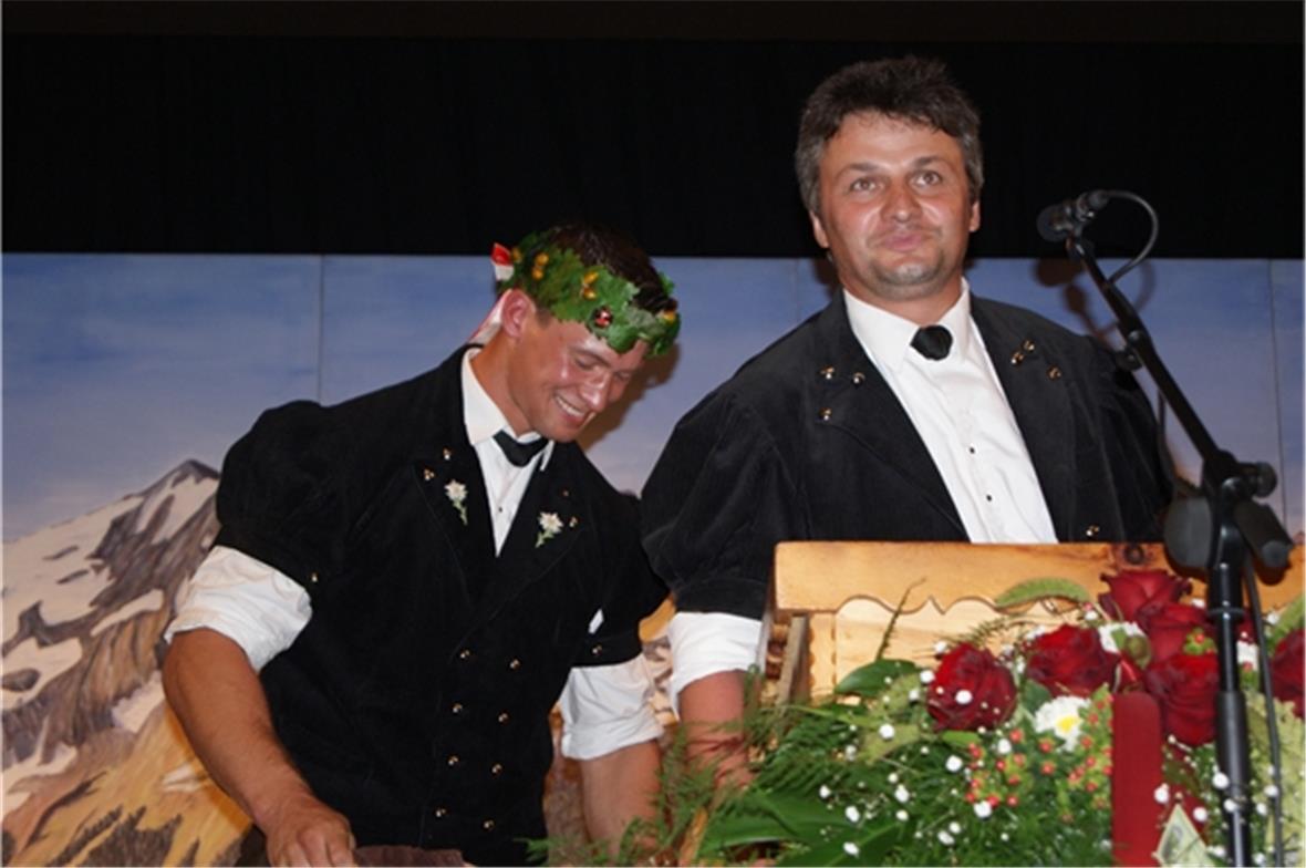 Gratulationen vom Chef und Nachwuchsbetreuter Hansruedi Brunner, der Kilian die ...