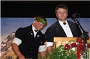 Gratulationen vom Chef und Nachwuchsbetreuter Hansruedi Brunner, der Kilian die ...