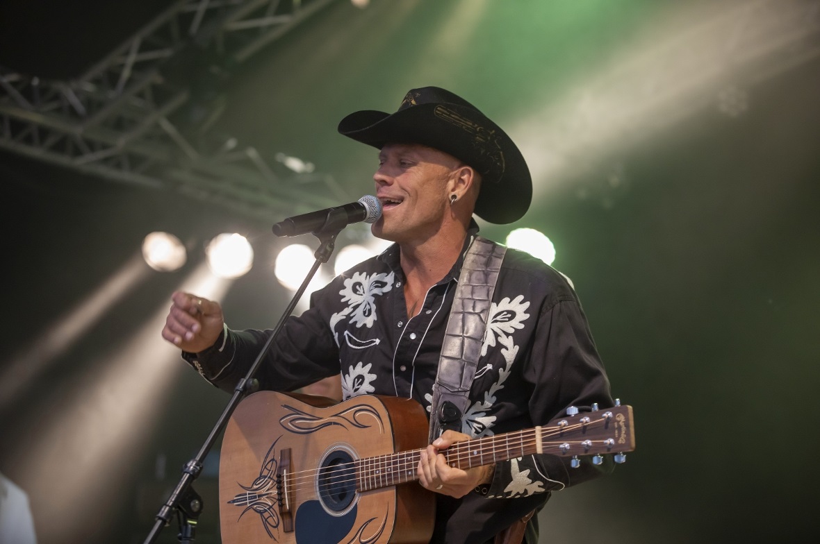 Gregory Larsen brachte eigene Stücke mit und sang Covers.