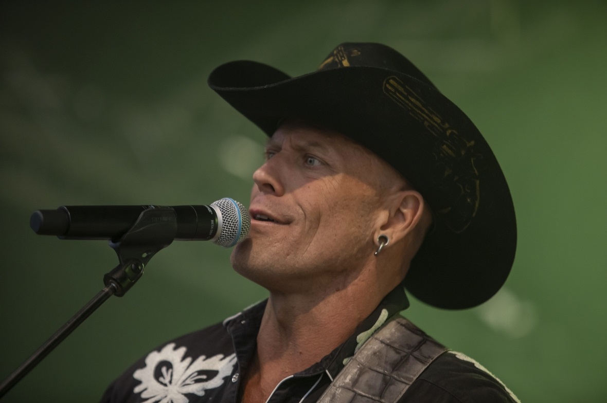 Gregory Larsen brachte eigene Stücke mit und sang Covers.