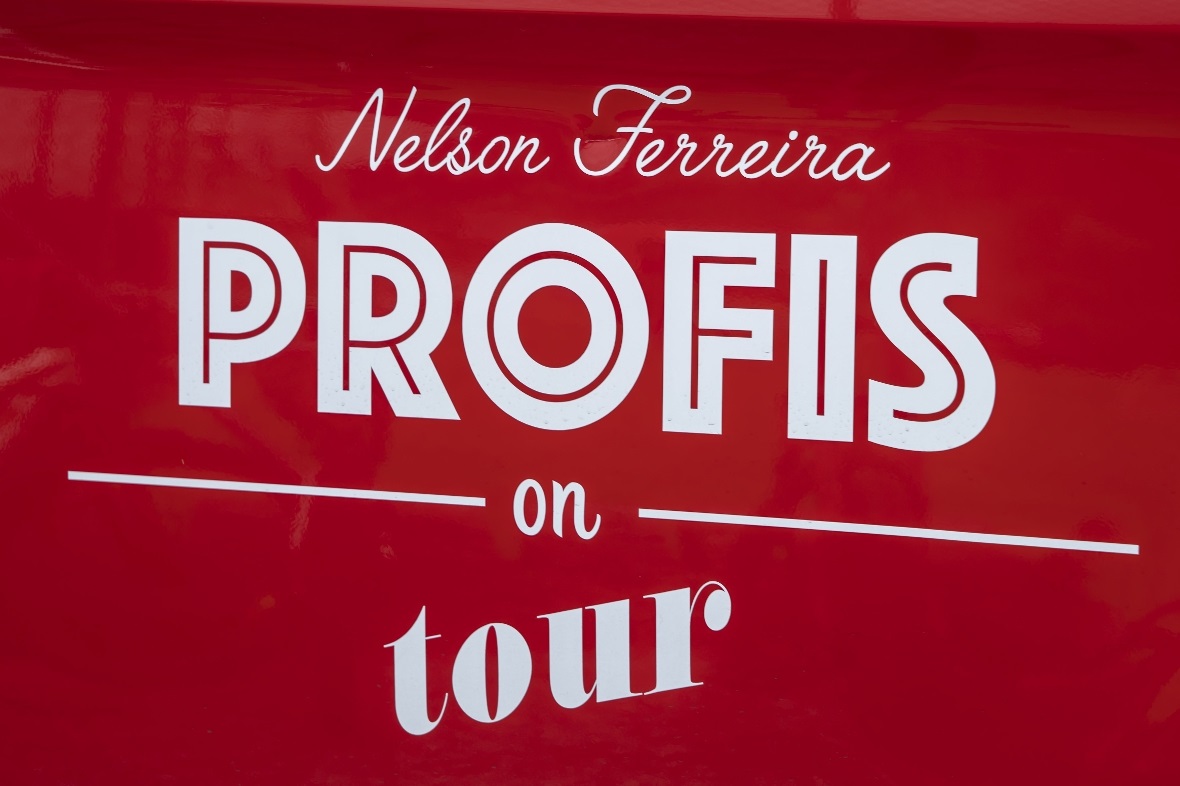 Gross am Bus angeschrieben.