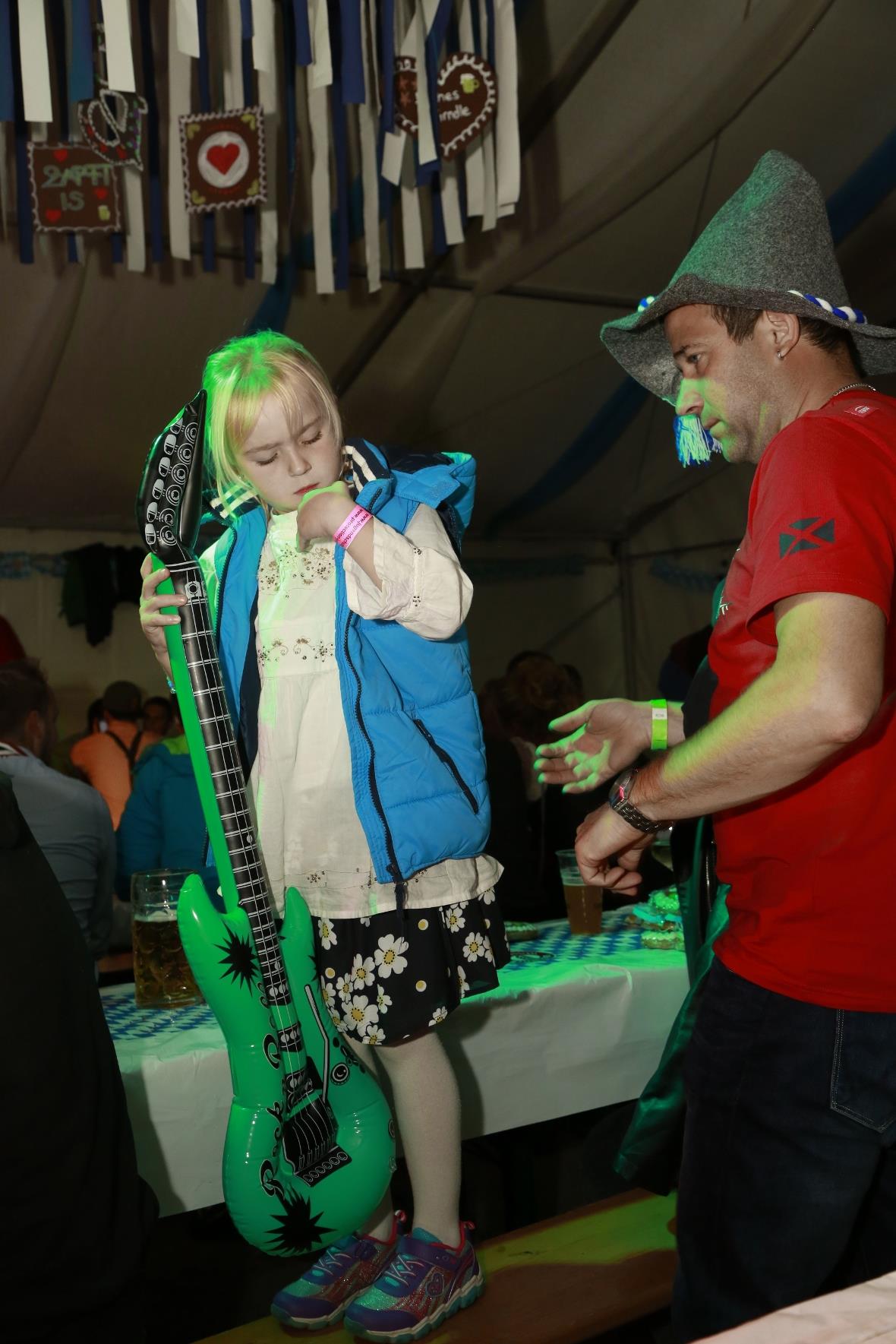 Gross und Klein feiern mit