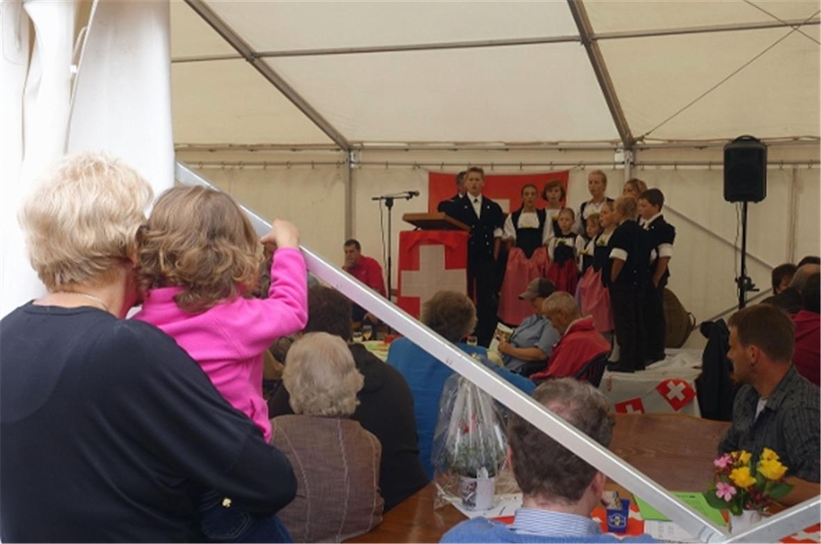 Gross und Klein lauschten dem Gesang der Jungjodlergruppe Lenk-Matten-St. Stepha...