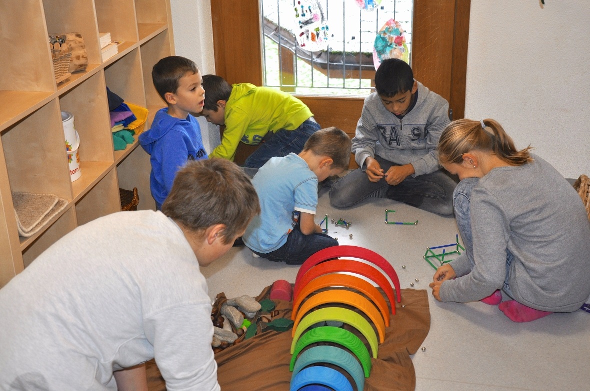 Gross und klein spielen miteinander.