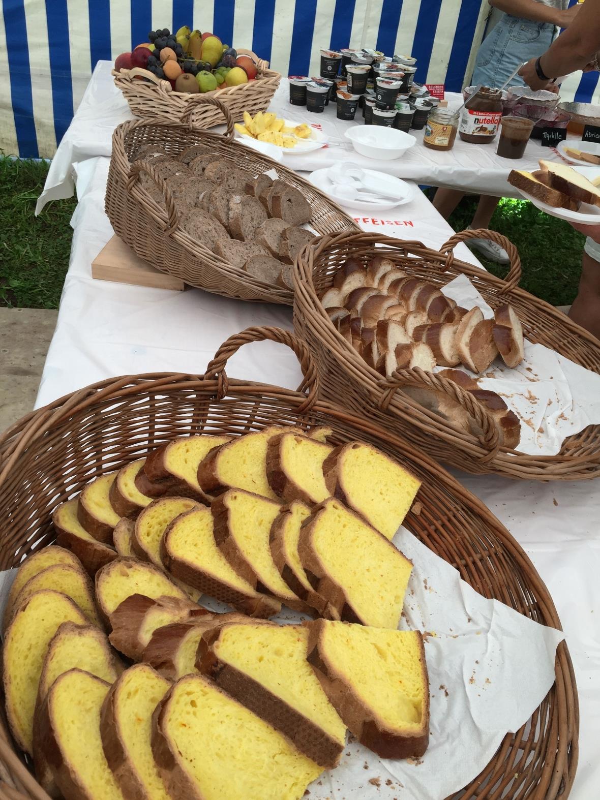 Grosse Auswahl beim ausgebuchten Brunch am Sonntag.