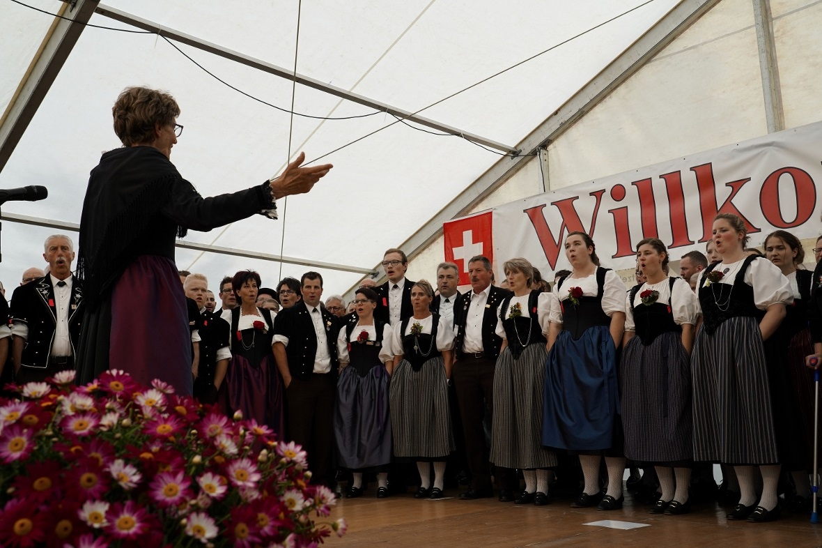 Grosse Bühne für den grossen Gesamtchor zum Abschluss des Jodlertages unter der ...