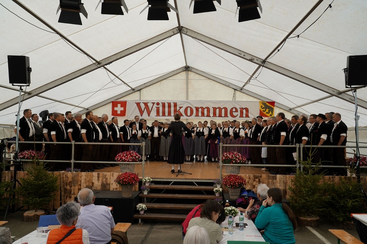 Grosse Bühne für den grossen Gesamtchor zum Abschluss des Jodlertages unter der ...