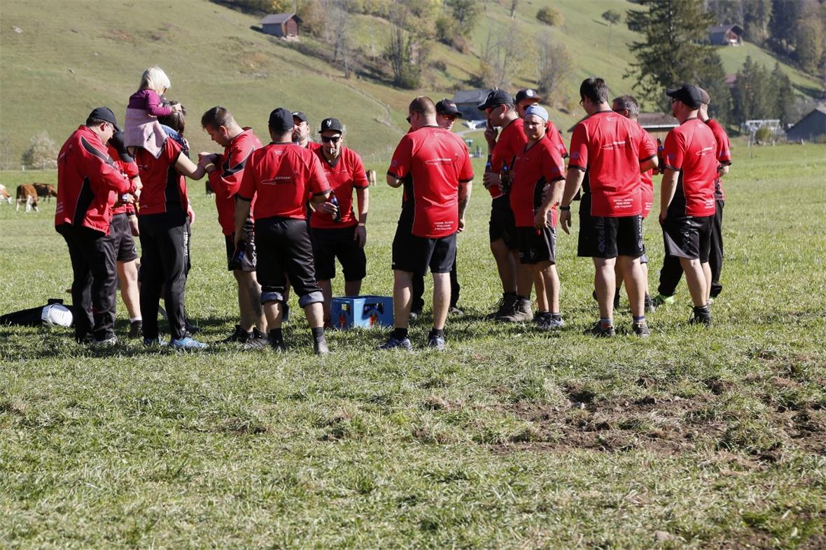 Grosse Diskussion bevor die Mannschaft ins Ries zieht.