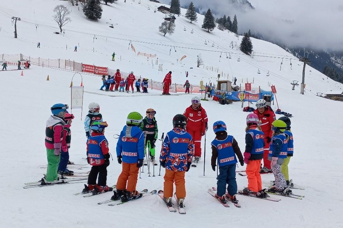 Schule Diemtigtal: Skifahren und Medaillen gewinnen Grosse Fortschritte erreichten die Kinder in der Schneesportwoche der Schule Diemtigtal.