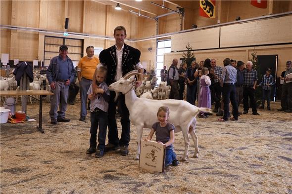Grosse Freude bei Besitzerin Larissa Eschler aus Boltigen. Ihre Ziege Samira wurde Miss Schöneuter Senior 2023.