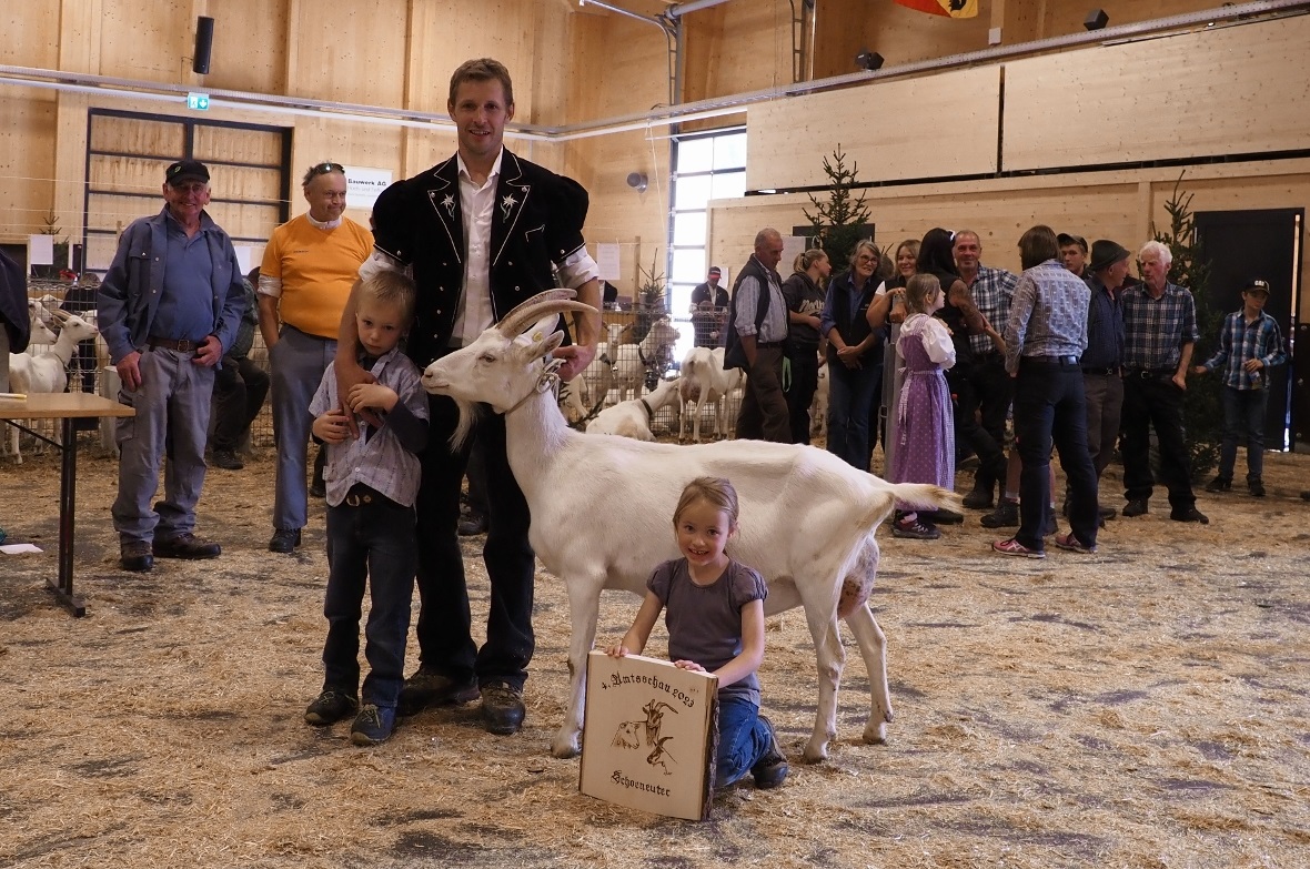 Grosse Freude bei Besitzerin Larissa Eschler aus Boltigen. Ihre Ziege Samira wur...