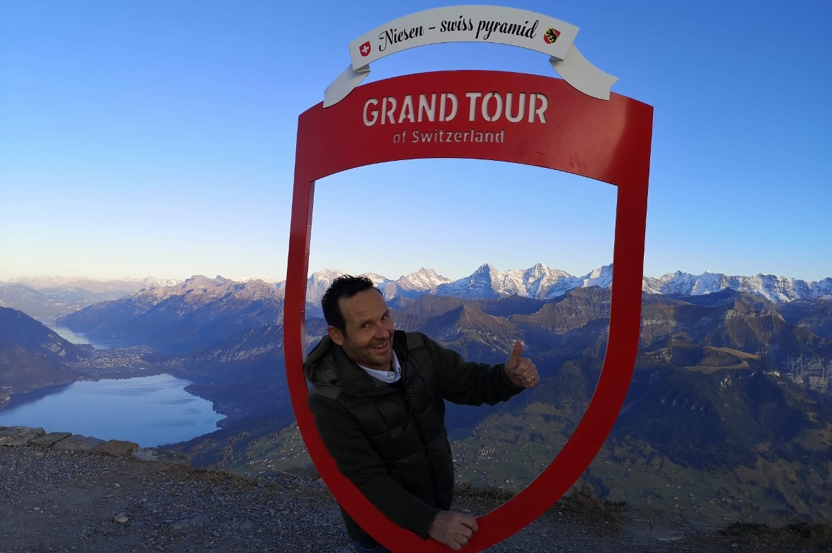 Grosse Vorfreude beim Bündner-Komiker auf dem Niesen-Gipfel vor dem Auftritt.