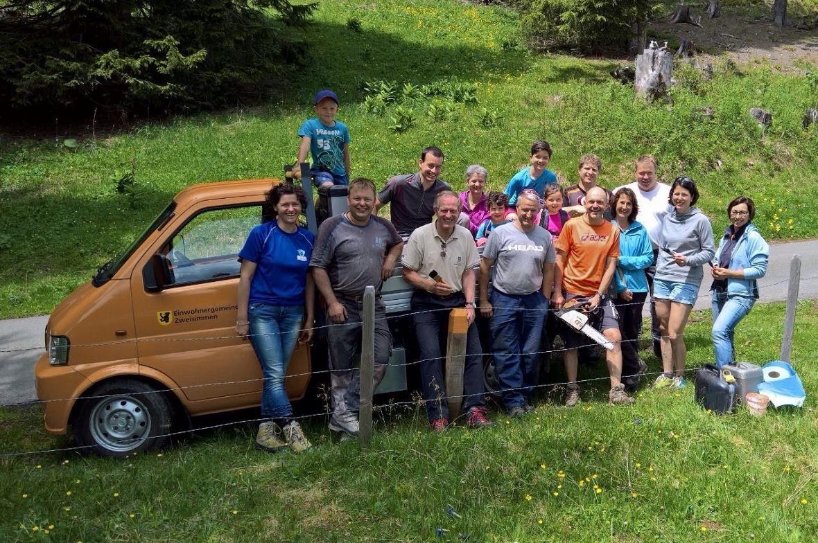 Grosse und kleine Sparenmoos-Fans beim «Bergfrühlingsputz».