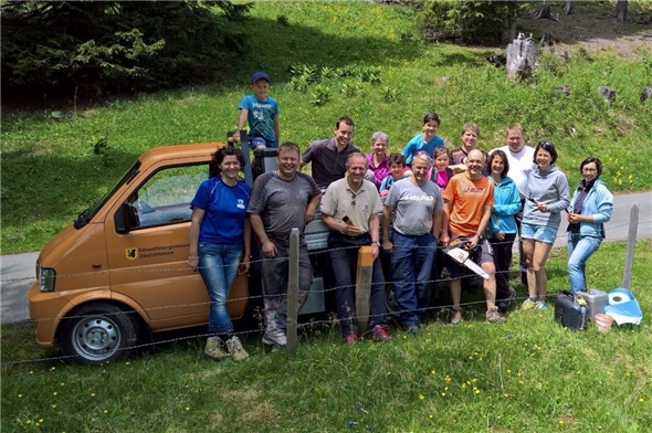 Grosse und kleine Sparenmoos-Fans beim «Bergfrühlingsputz».