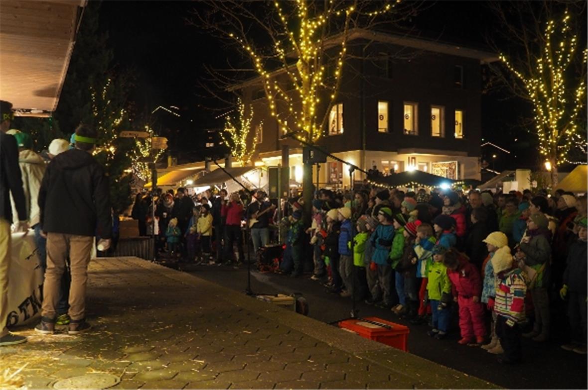 Grosse und kleine Zuschauer verfolgten aufmerksam die Theateraufführung der 8. und 9. Sekundarschulklasse.