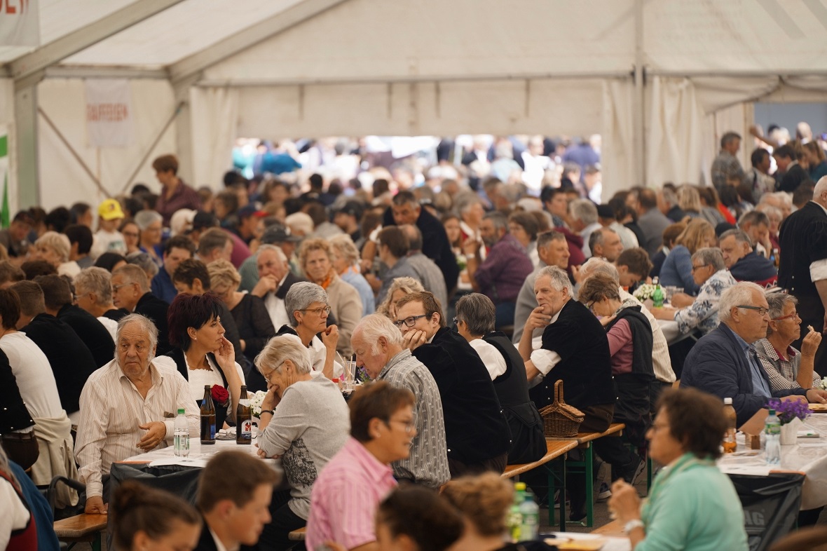 Grosser Andrang überall, auch wie hier im Festzelt.