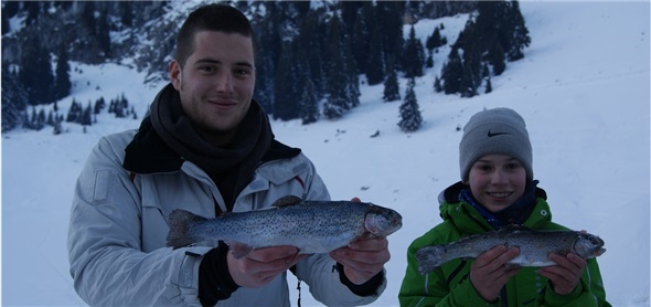 Grosser Mann, grosser Fisch; kleiner Mann, etwas kleinerer Fisch: Michael Weibel aus Grünenmatt zog die grösste Forelle (39 cm) aus dem zugefrorenen Hinterstockensee; Fabian Ratz aus Reinach (38 cm) wurde Zweiter von insgesamt 35 Teilnehmenden.