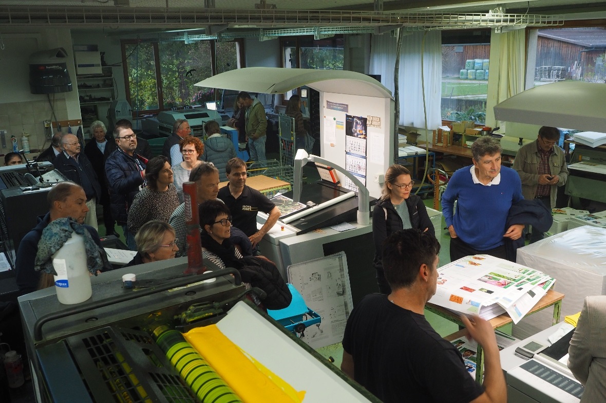 Drei Generationen feiern das 50-jährige Jubiläum Grosses Interesse für die verschiedenen Arbeiten in der Druckerei: Die Mitarbeiterinnen und Mitarbeiter beantworteten gerne die zahlreichen Fragen, hier zum Beispiel an den beiden Offset-Druckmaschinen.