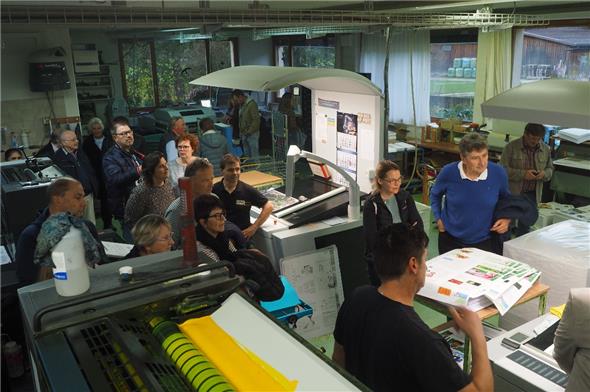 Grosses Interesse für die verschiedenen Arbeiten in der Druckerei: Die Mitarbeiterinnen und Mitarbeiter beantworteten gerne die zahlreichen Fragen, hier zum Beispiel an den beiden Offset-Druckmaschinen.