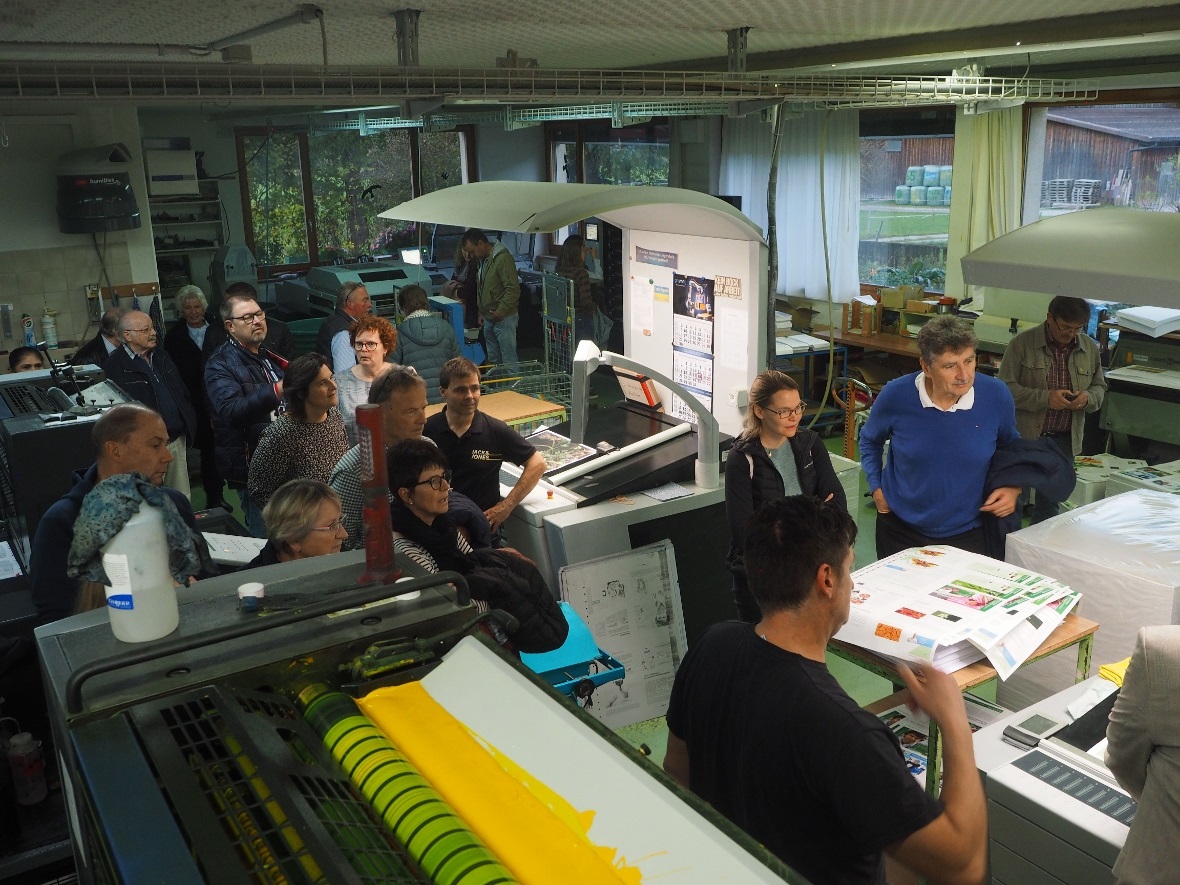 Grosses Interesse für die verschiedenen Arbeiten in der Druckerei: Die Mitarbeit...