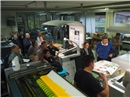 Grosses Interesse für die verschiedenen Arbeiten in der Druckerei: Die Mitarbeit...