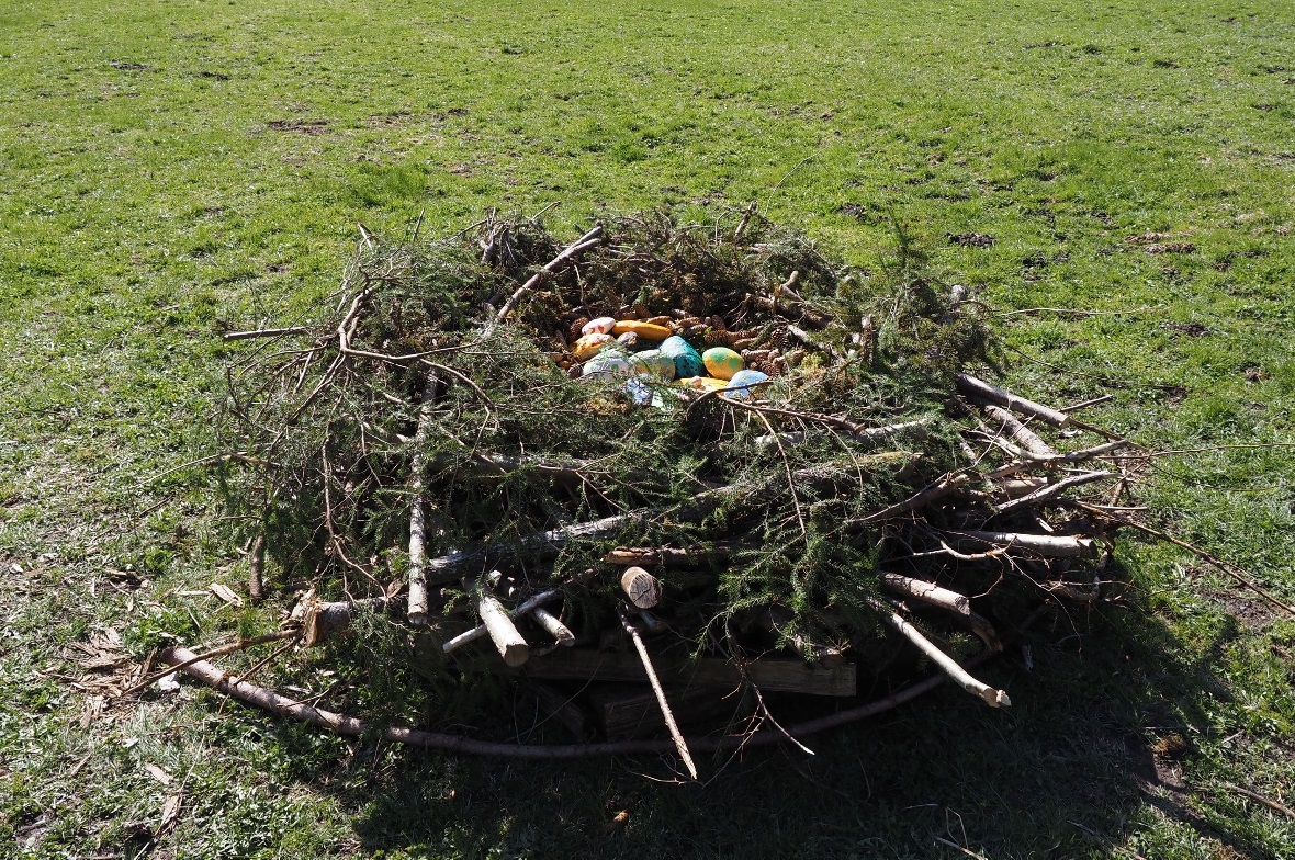 Grosses Vogelnest mit bunten Eiern.
