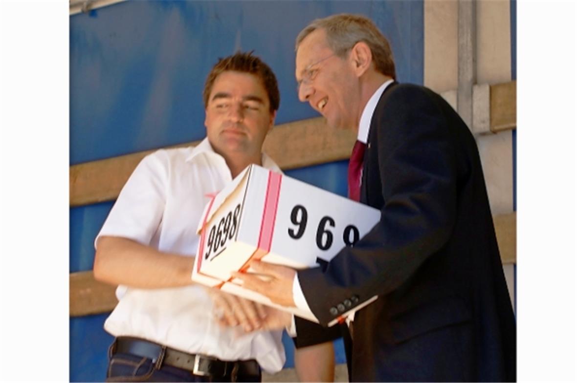 Grossrat Thomas Knutti bei der Übergabe des Unterschriftenpaketes an Regierungsr...