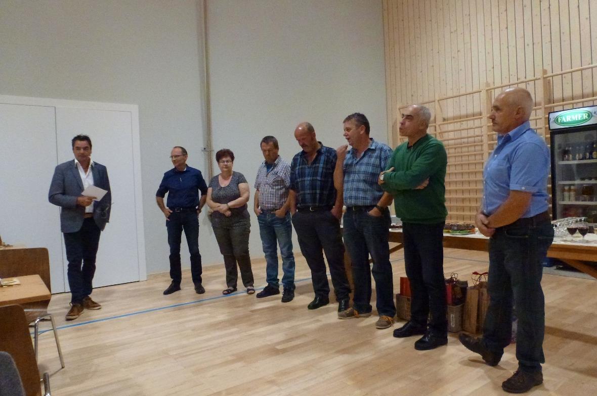 Grossrat Thomas Knutti dankt und gratuliert der Baukommission, dem Hauswarts Ehepaar und dem Architekten für ihre Arbeit (2).