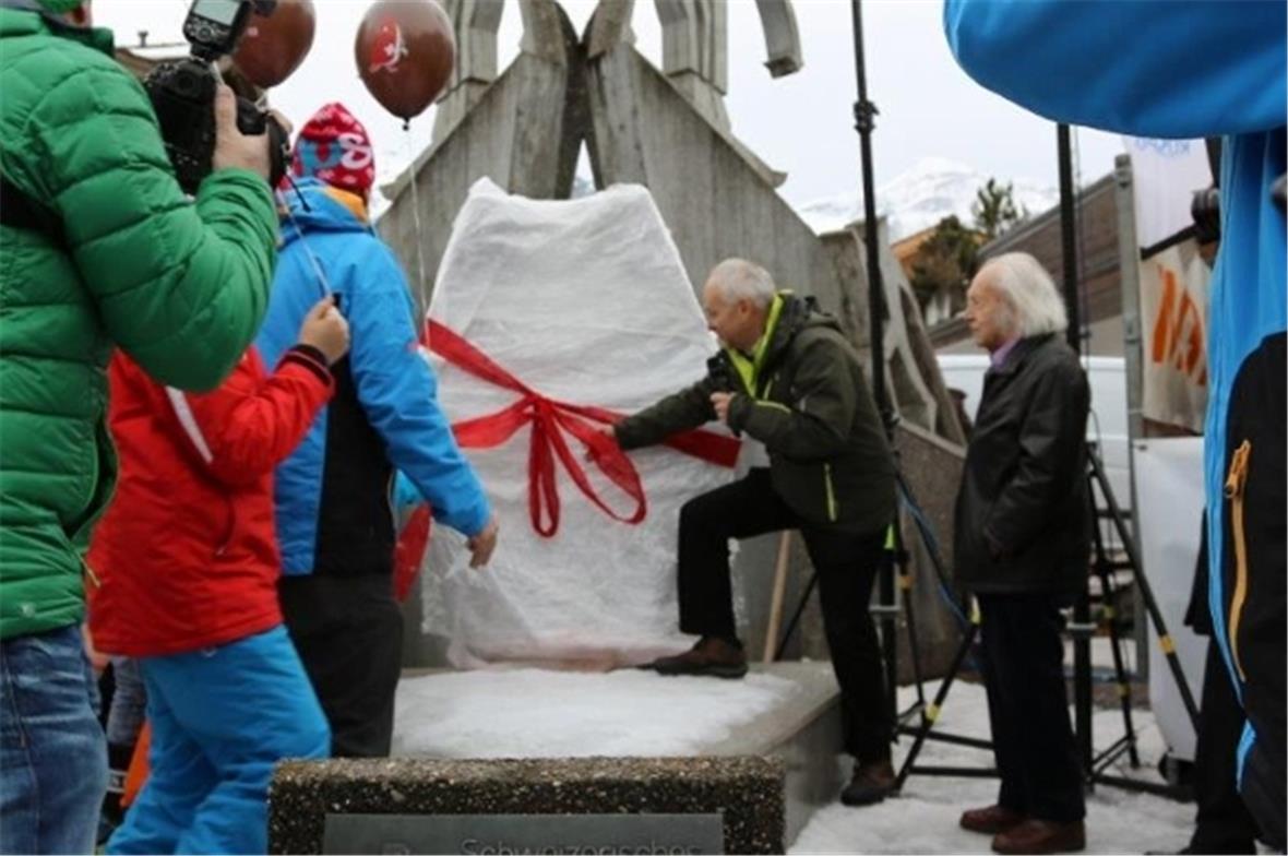 Grossrat und Gemeindepräsident Christian von Känel enthüllt die neue Juskila-Sta...