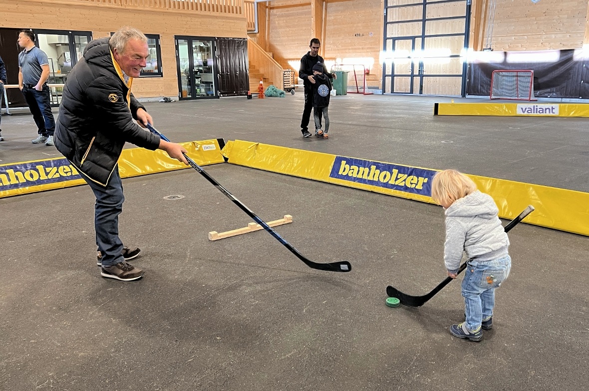 Grossvater Beat Salzmann im Training mit Enkelkind