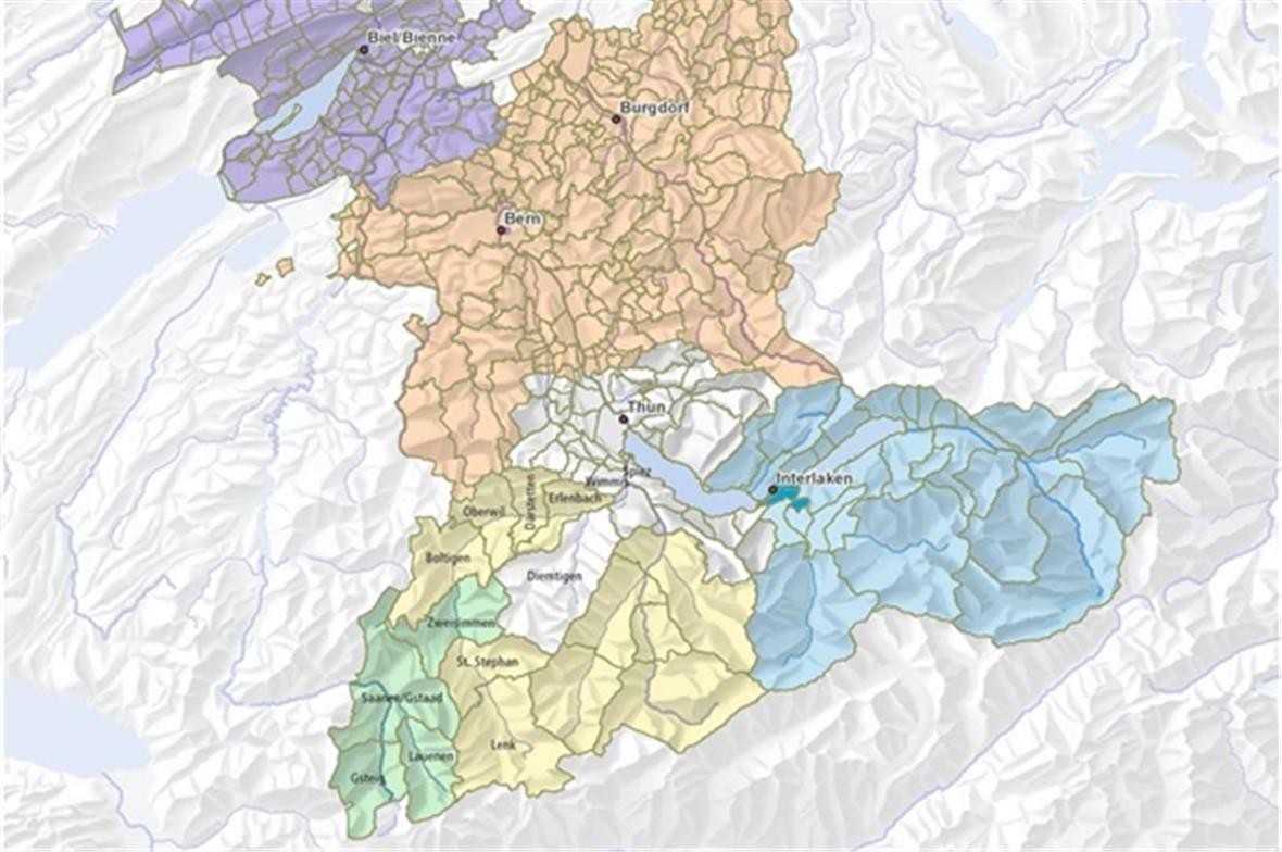 Grün: Destination Gstaad-Saanenland (mit Zweisimmen). Gelb: Destination Berner Oberland Mitte (mit den Lenk Simmental Tourismus-Gemeinden). Blau: Destination Interlaken Jungfrau Oberhasli. Grau: Destinations-Anschluss unbestimmt (u.a. Diemtigen, Wimmis). Orange: Destination Bern. Violett: Teile der Destination Jura/Drei-Seen-Land.
