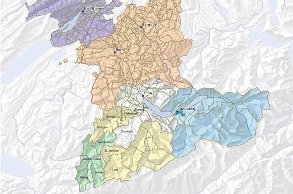 Grün: Destination Gstaad-Saanenland (mit Zweisimmen). Gelb: Destination Berner Oberland Mitte (mit den Lenk Simmental Tourismus-Gemeinden). Blau: Destination Interlaken Jungfrau Oberhasli. Grau: Destinations-Anschluss unbestimmt (u.a. Diemtigen, Wimmis). Orange: Destination Bern. Violett: Teile der Destination Jura/Drei-Seen-Land.