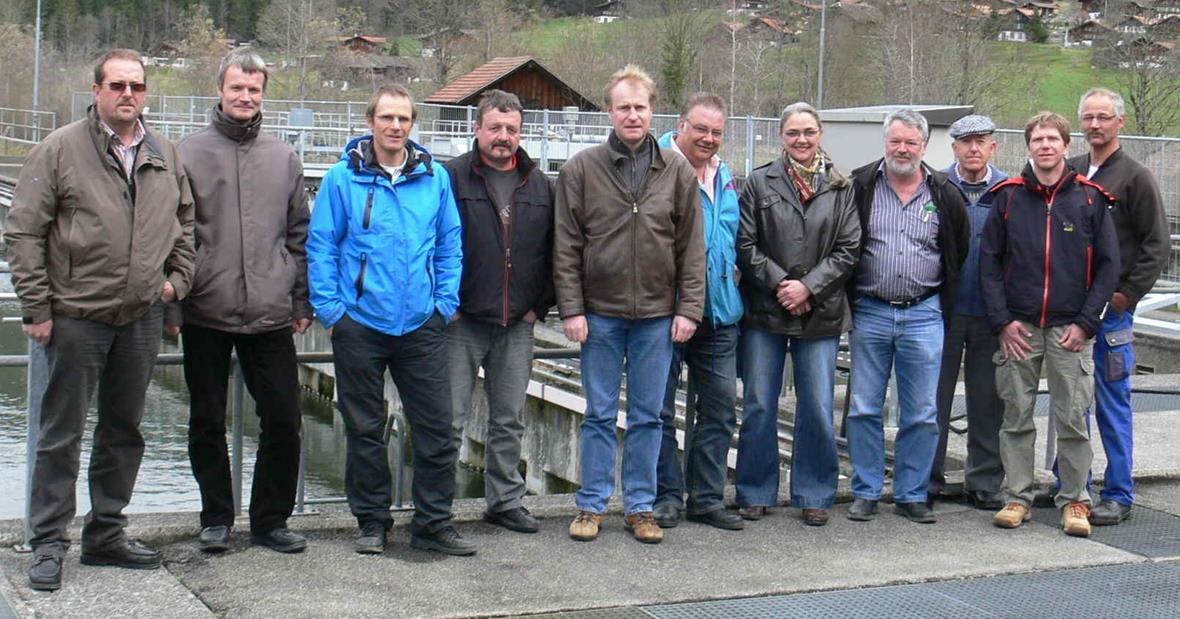 Grünes Licht für die Gesamtsanierung der ARA Oberes Simmental. Vertreter der drei Verbandsgemeinden Lenk, St. Stephan und Zweisimmen, des Planungsbüro tbf + Partner AG, und die Baukommission mit beiden Klärmeistern.
