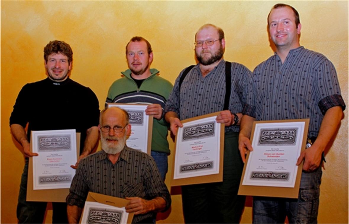 Topleistungen von Sennen und Älplern ausgezeichnet Gruppe 1: hintere Reihe: Erwin Zumbach, Martin Schmutz, Markus Frei, Simon von Gunten; vordere Reihe: Hans Gerber