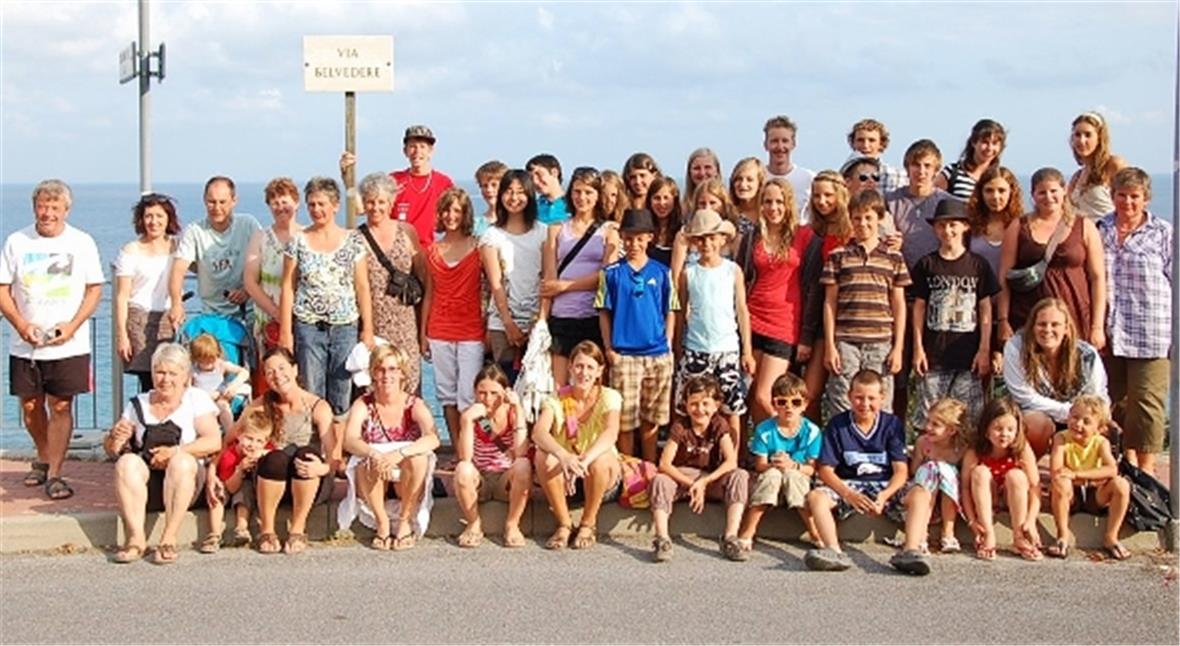 Gruppenbild der 50 Kinder und Jugendlichen mit Helfern an der Ligurischen Küste.