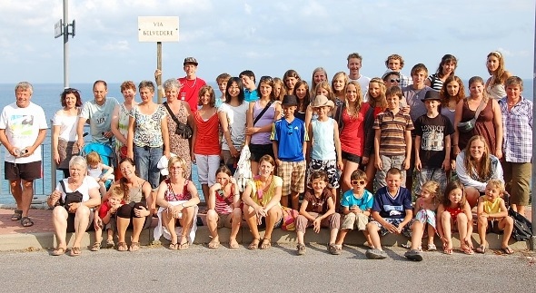 Gruppenbild der 50 Kinder und Jugendlichen mit Helfern an der Ligurischen Küste.