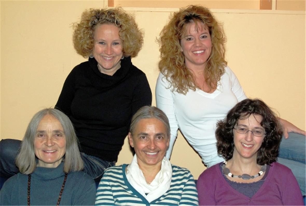 Gruppenbild des Ferien(s)pass-Teams: Hinten v.l: Sabine Müller, Mélanie Schönauer, vorne v.l: Annerös Amstutz, Delia Weber und Therese von Weissenfluh