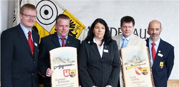Gruppenbild mit Dame. (v.l.) Stephan Wolf, für ein Jahr Präsident ad Interim; Raymond Bettschen, Ehrenmitglied; Jolanda Zürcher, neue Chefin Nachwuchs; Heinz Küffer, Ehrenmitglied und Charles Menetrey, abtretender Präsident