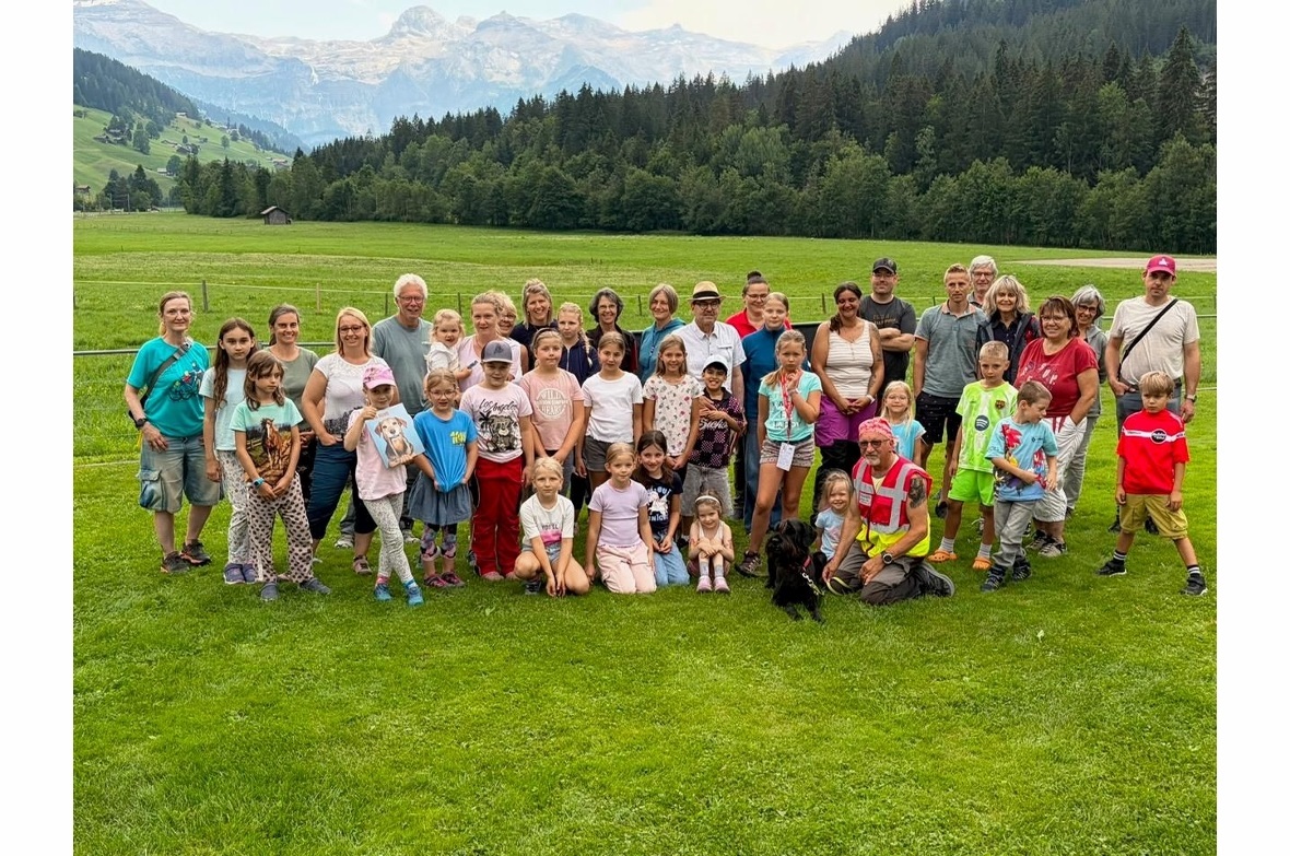 Gruppenbild mit allen Kindern und Helfern.