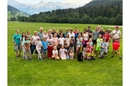 Gruppenbild mit allen Kindern und Helfern.