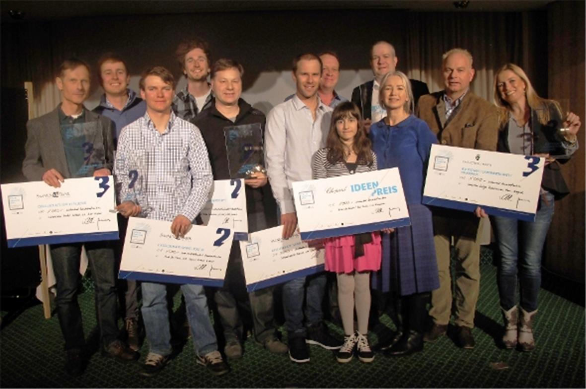 Gruppenbild mit den Vertretern der erst-, zweit- und drittplatzierten Projekte in den verschiedenen Kategorien.