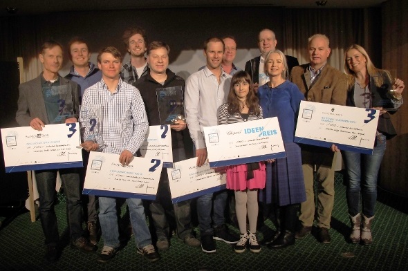 Gruppenbild mit den Vertretern der erst-, zweit- und drittplatzierten Projekte in den verschiedenen Kategorien.