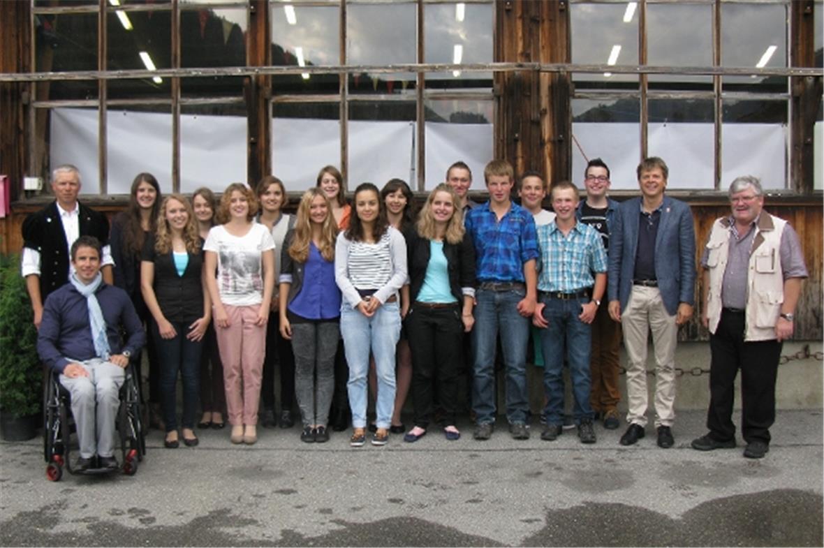 Gruppenfoto der Jungbürger mit Ehrengästen.