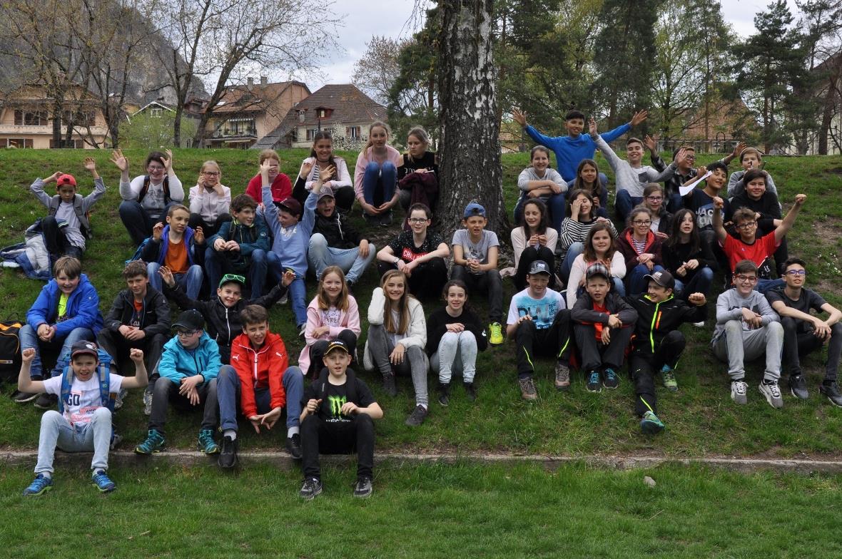 Gruppenfoto der beiden Klassen auf dem Schulareal in Vouvry.