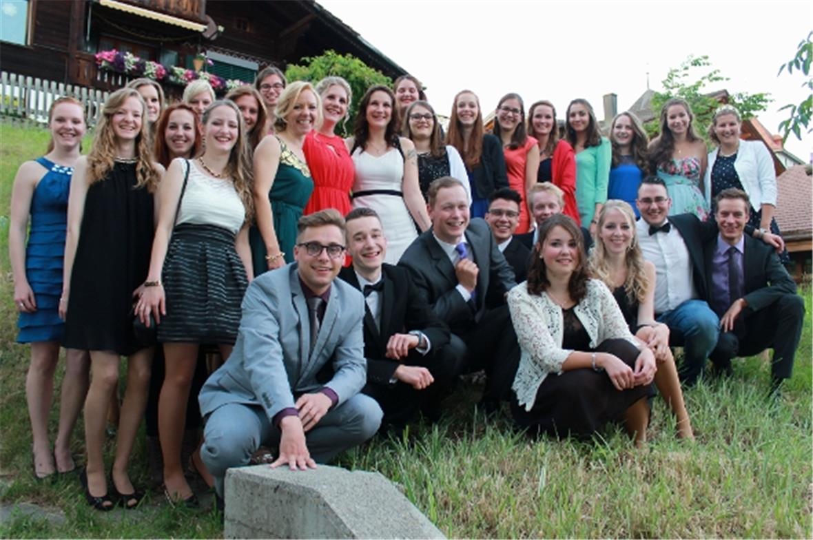 Gruppenfoto mit den frisch diplomierten Kaufleuten.