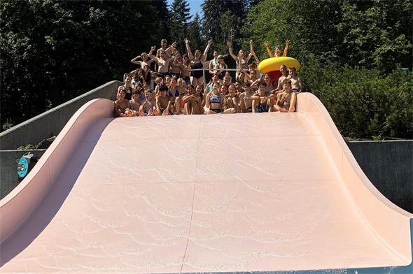 Gstaader und Lauterbrunner Schüler geniessen gemeinsam die Riesenrutschbahn der Badi Zweisimmen.